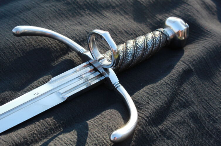 Left hand dagger 1