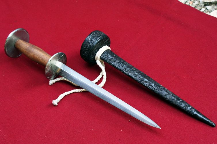 Dagger with empty rondels